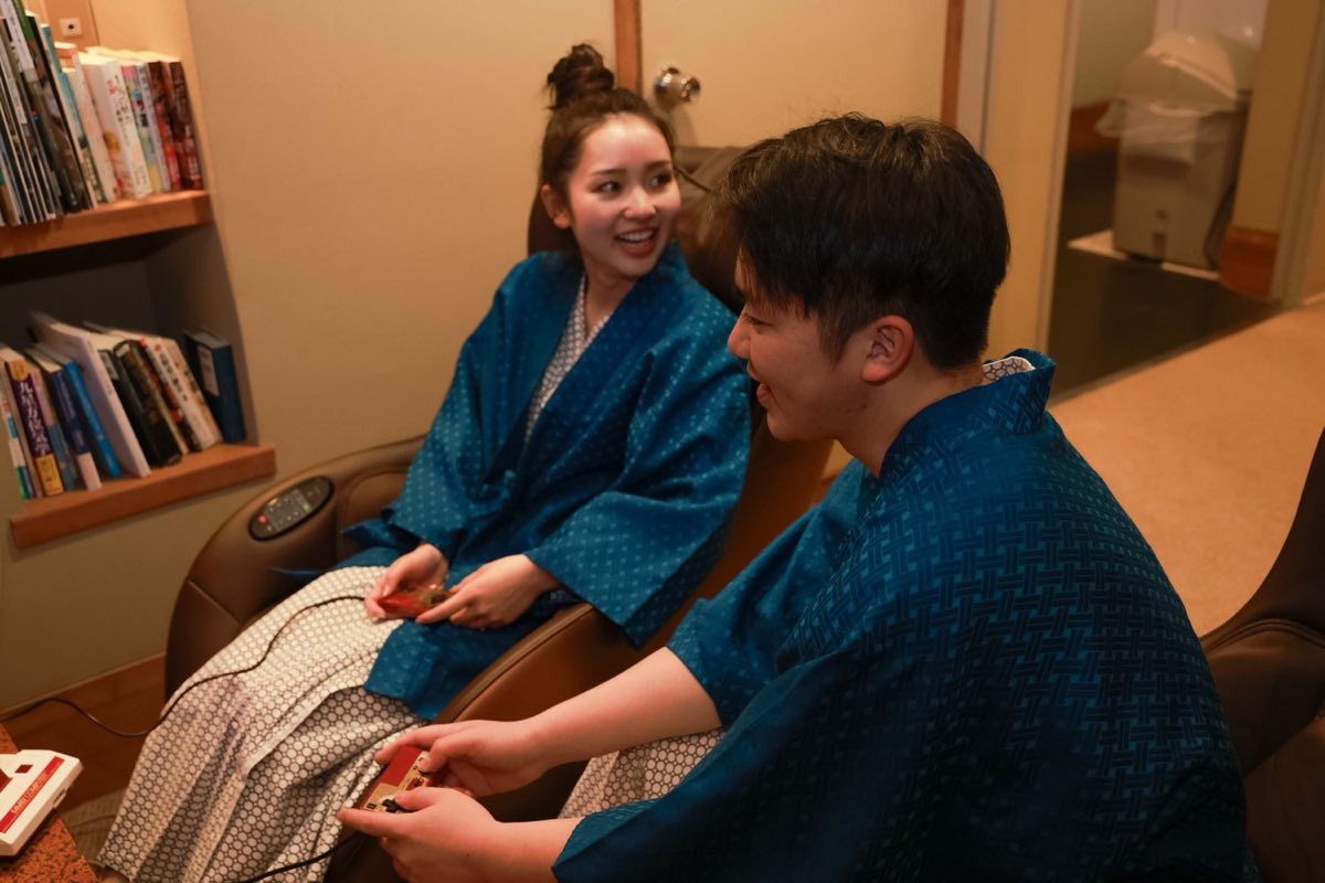 浴衣姿でレトロゲームを楽しむ宿泊者