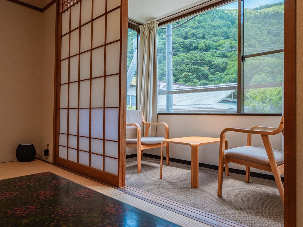 山景色の窓辺に置かれたラウンジチェア